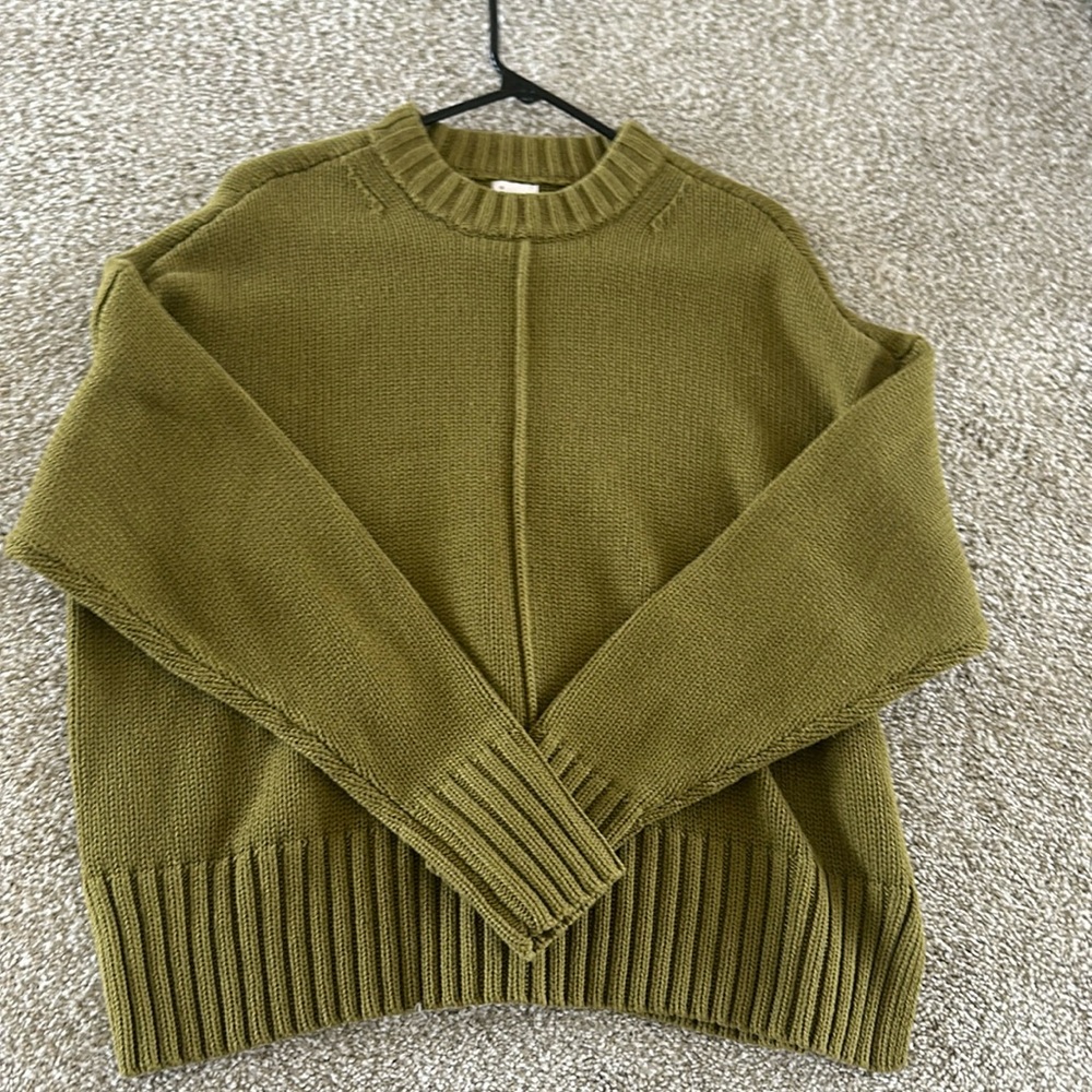 Army green sweater size M